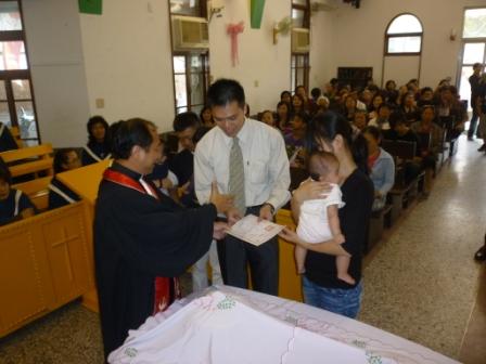 2010/11/21 陳炳勲牧師主理洗禮及聖餐禮拜：牧師贈洗禮證書