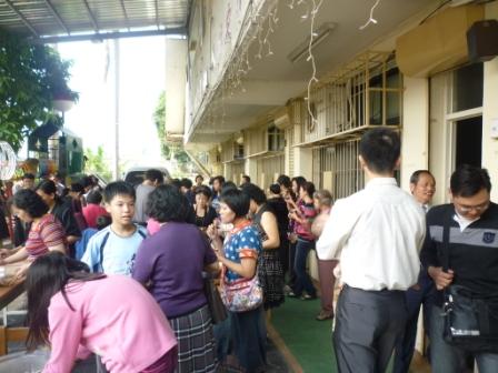 2010/11/21 陳炳勲牧師主理洗禮及聖餐禮拜：歡喜享用愛餐~