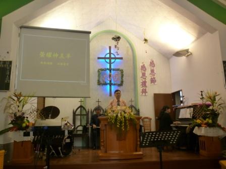2010/11/28周鴻鍾牧師主理感恩節主日禮拜：謝慈聰執事司會引領兄姐敬拜