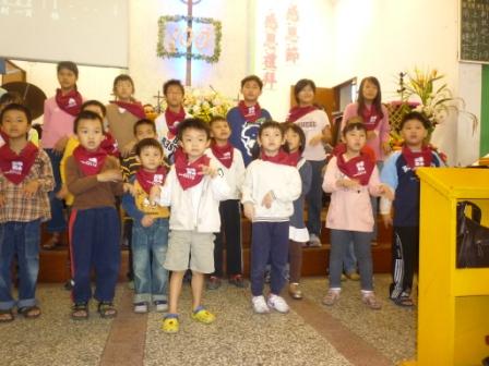 2010/11/28周鴻鍾牧師主理感恩節主日禮拜：主日學小朋友參與禮拜服事~