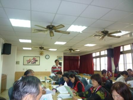 2010.12.10年度事工分享暨2011年計劃研討會：主日學校長 吳約西長老分享中~