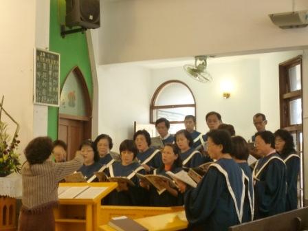 2010.12.12普世聖經紀念主日周神志牧師前來證道與請安：聖歌隊讚美  耶和華~