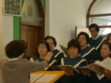 2010.12.12普世聖經紀念主日周神志牧師前來證道與請安：聖歌隊讚美  耶和華~