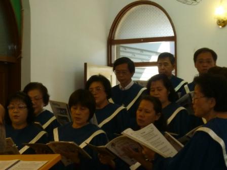 2010.12.12普世聖經紀念主日周神志牧師前來證道與請安：聖歌隊讚美  耶和華~