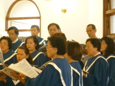 2010.12.12普世聖經紀念主日周神志牧師前來證道與請安：聖歌隊讚美  耶和華~