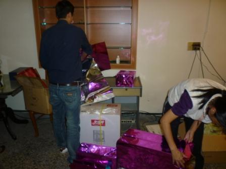 2010.12.12普世聖經紀念主日周神志牧師前來證道與請安：社青小組參與包裝聖誕節晚會抽獎禮物!!
