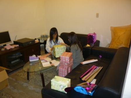 2010.12.12普世聖經紀念主日周神志牧師前來證道與請安：社青小組參與包裝聖誕節晚會抽獎禮物!!