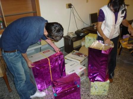 2010.12.12普世聖經紀念主日周神志牧師前來證道與請安：社青小組參與包裝聖誕節晚會抽獎禮物!!