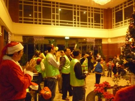 2010.12.24聖誕節社區報佳音：歡唱平安夜~