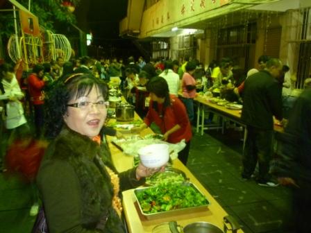 2010.12.25聖誕愛餐及晚會：大家來用餐喔~~